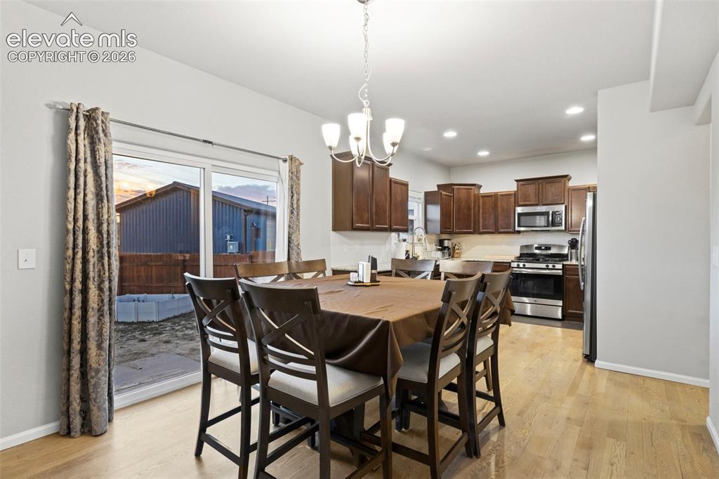 Image 14 of 50: Dining Area