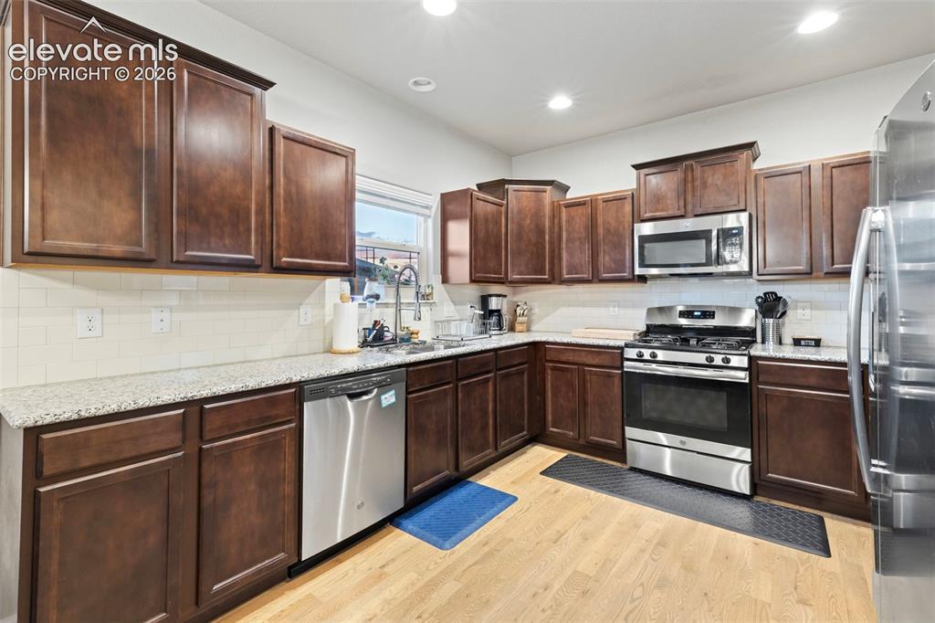 Image 16 of 50: Kitchen