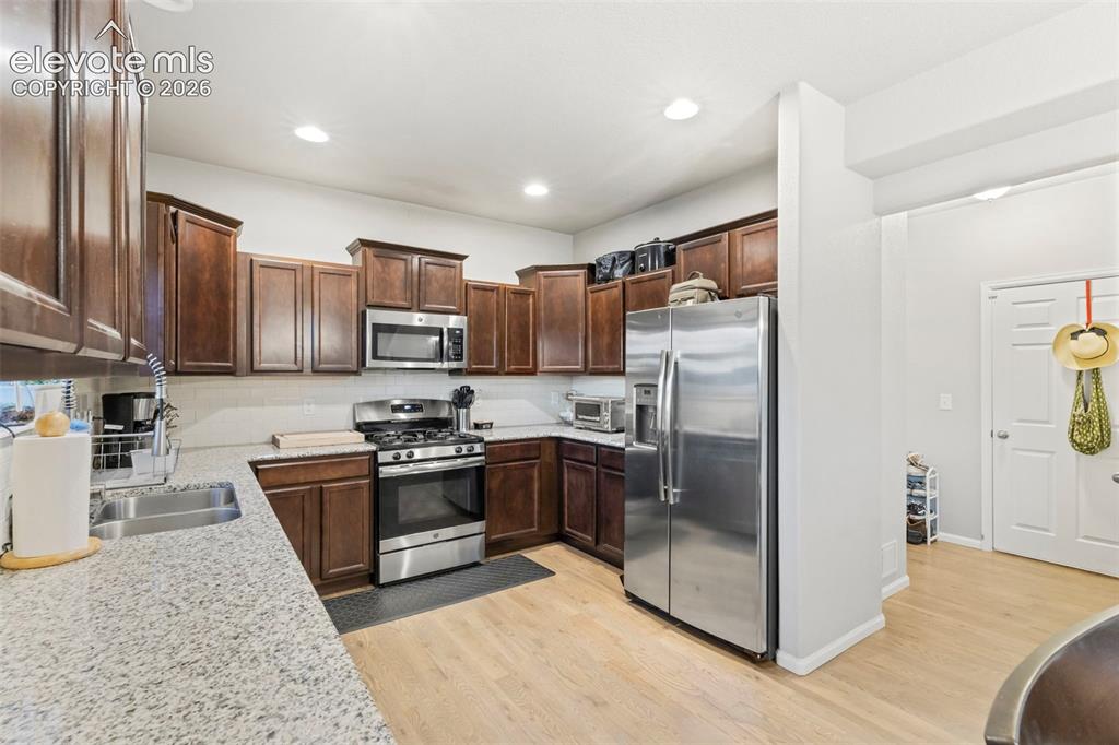 Image 17 of 50: Kitchen