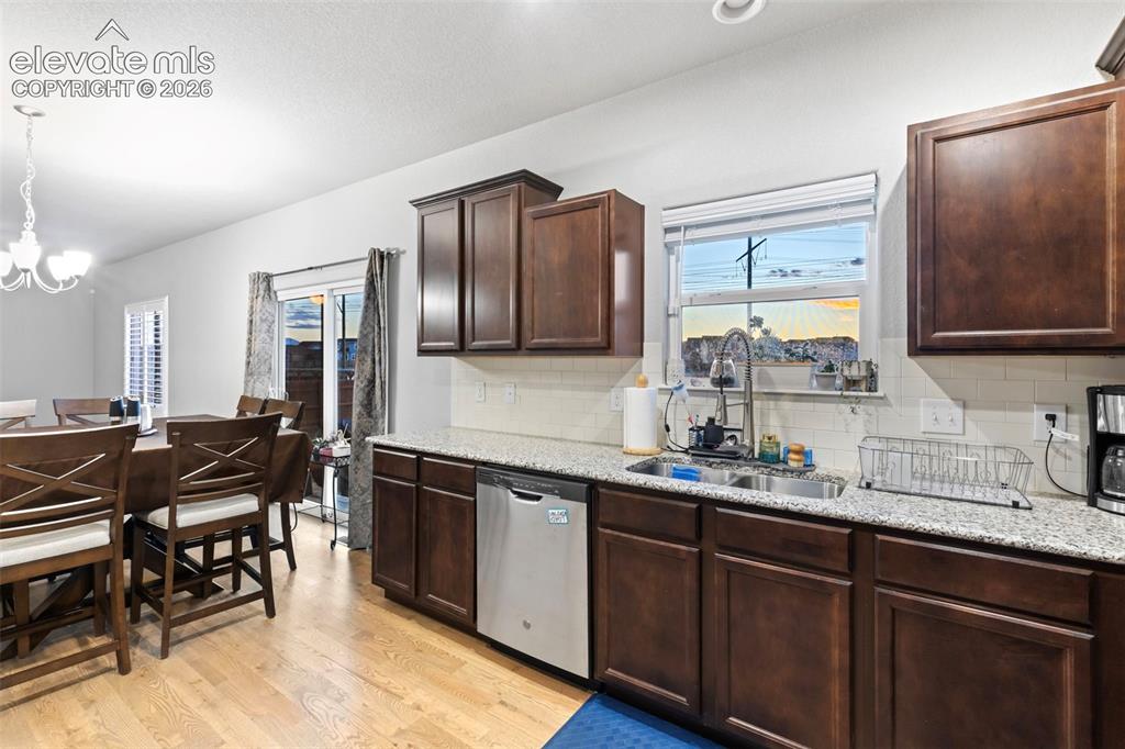 Image 18 of 50: Kitchen