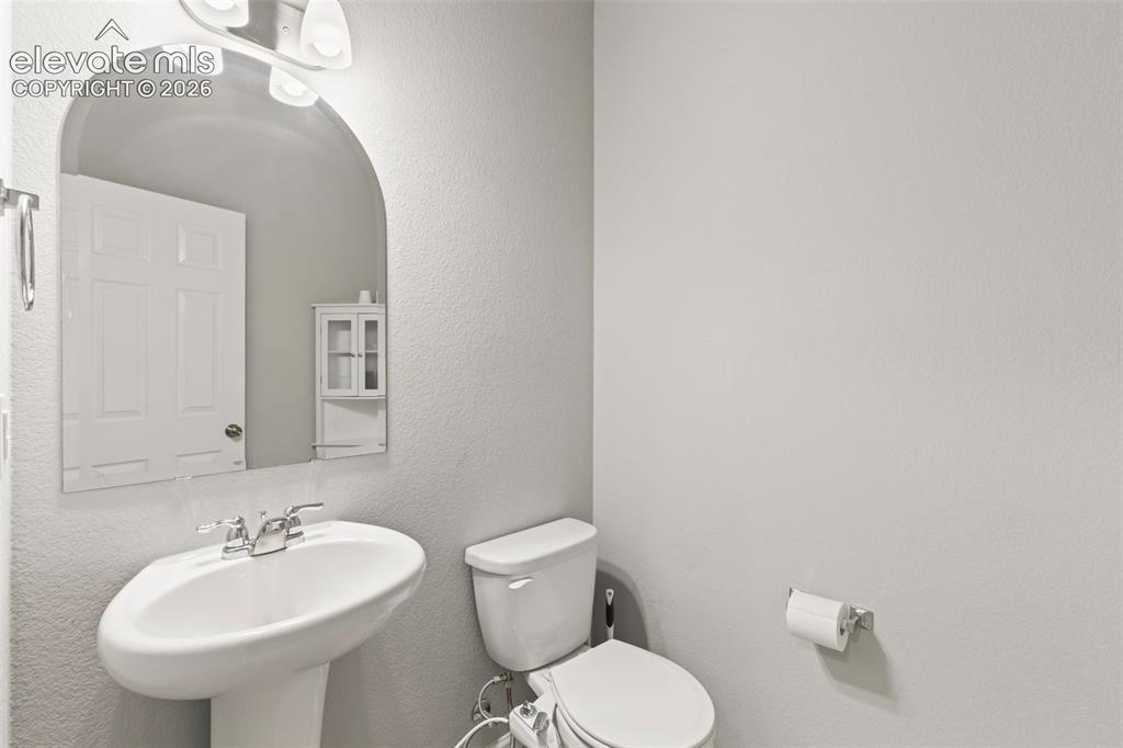 Image 19 of 50: Bathroom
