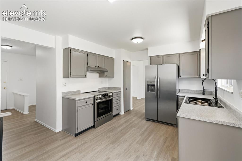 Image 17 of 44: Kitchen