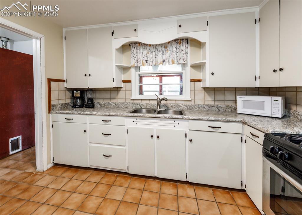 Image 10 of 35: Kitchen
