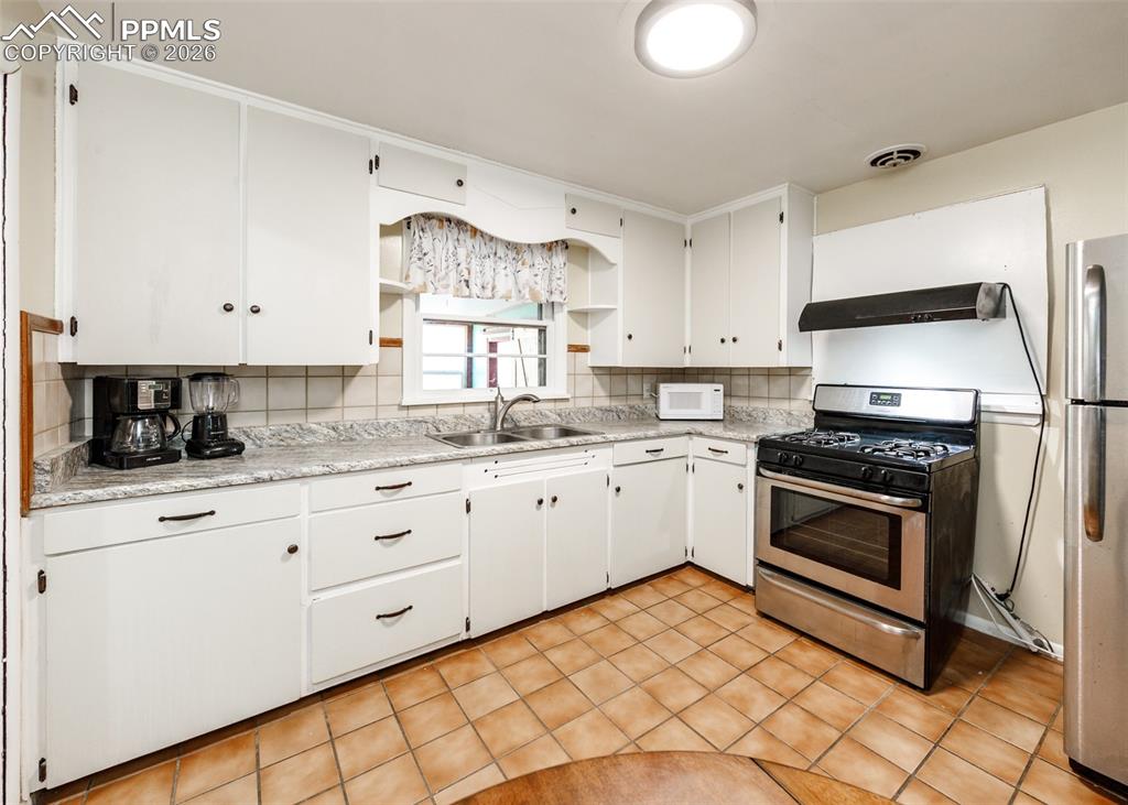 Image 11 of 35: Kitchen