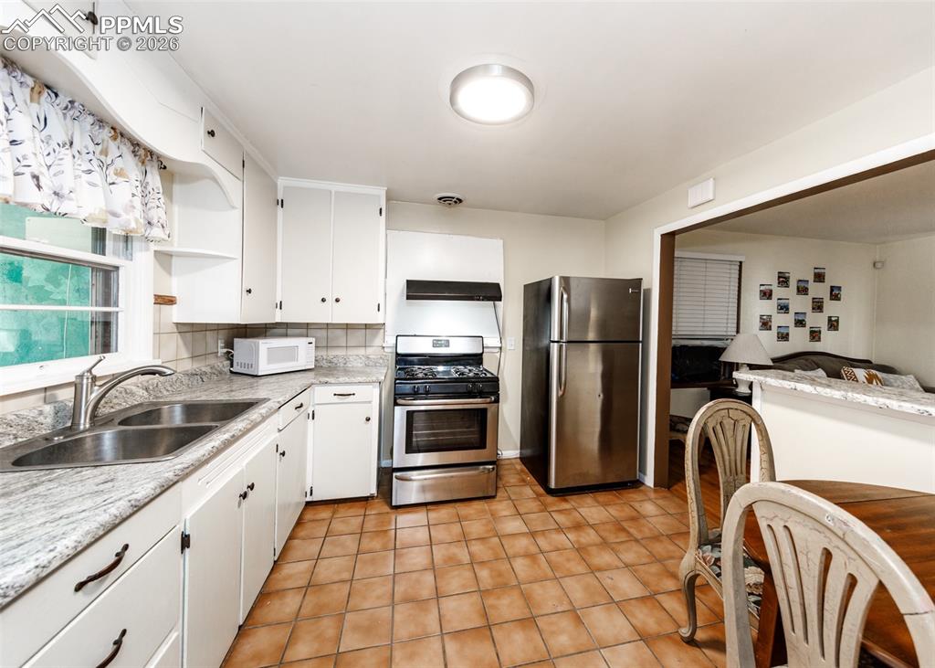 Image 9 of 35: Kitchen