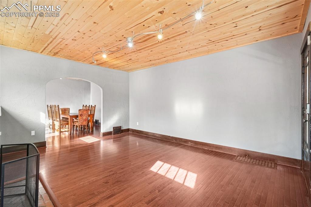 Image 5 of 36: Additional view of the living room