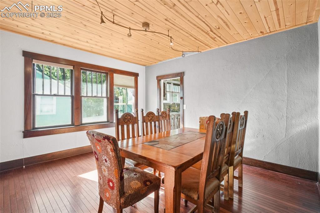 Image 6 of 36: Dining room