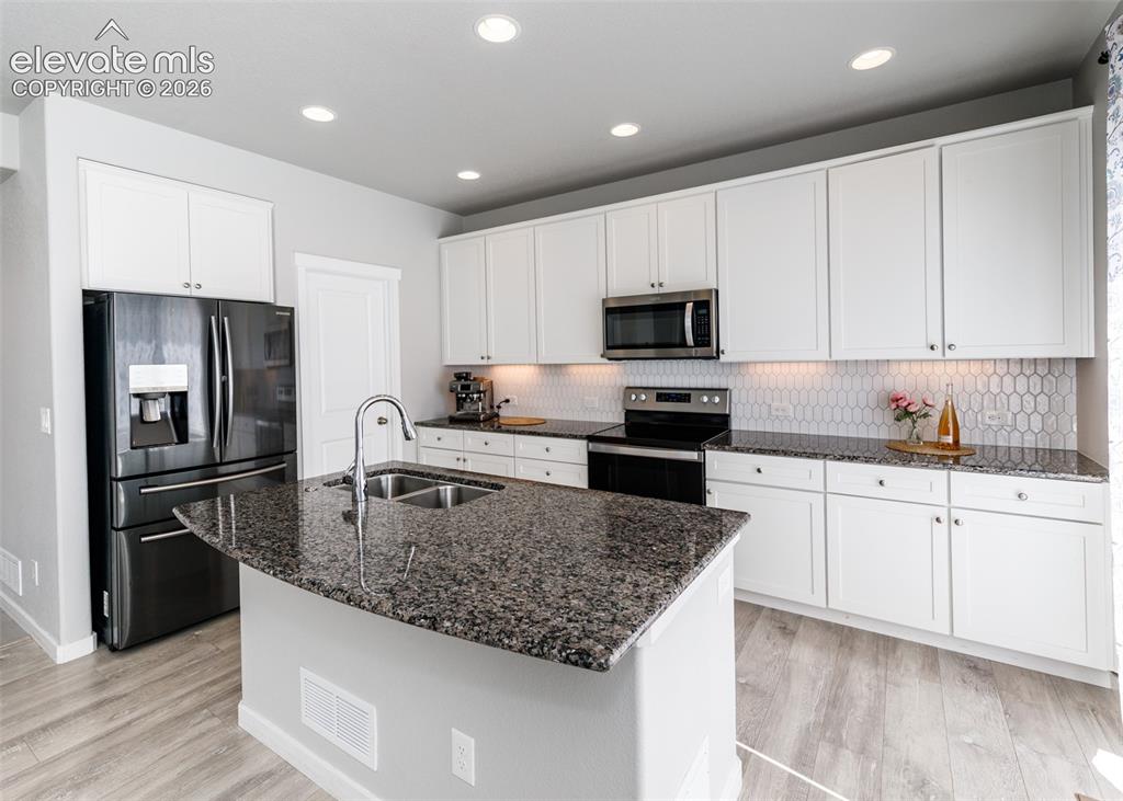 Image 8 of 50: Kitchen
