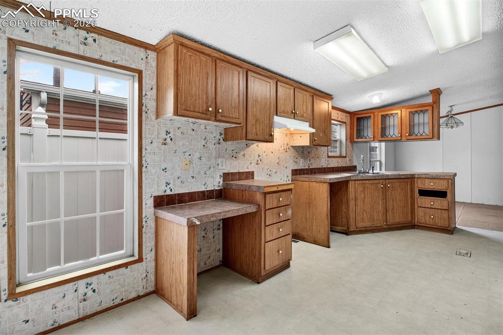 Image 13 of 21: Kitchen