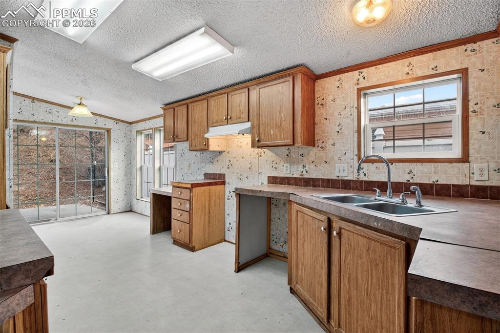 Image 14 of 21: Kitchen