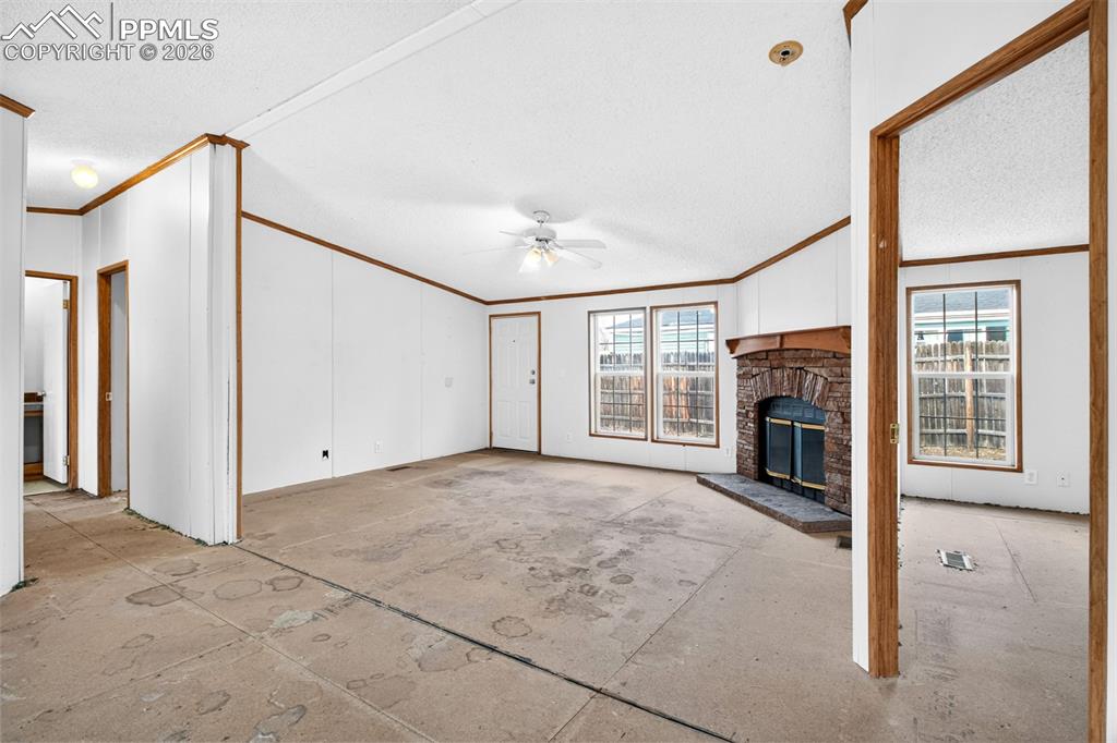 Image 17 of 21: Living Room