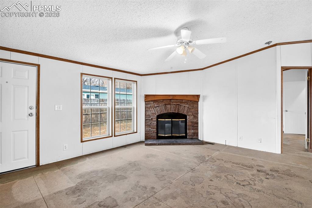 Image 18 of 21: Living Room