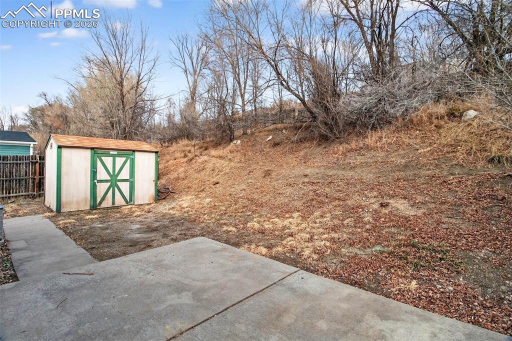 Image 19 of 21: Yard