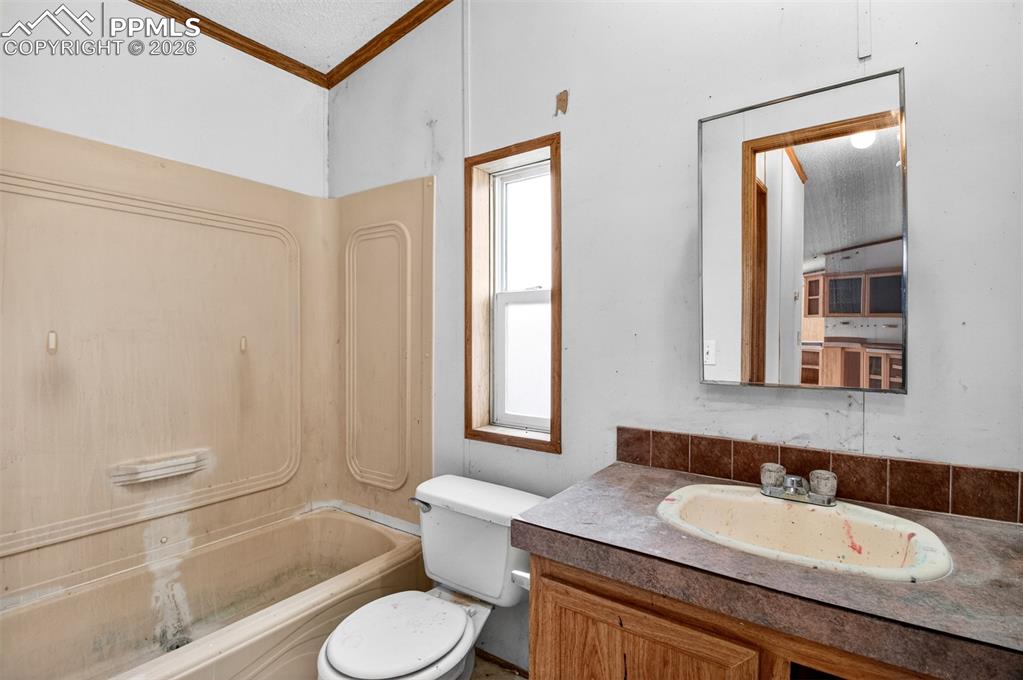 Image 5 of 21: Bathroom