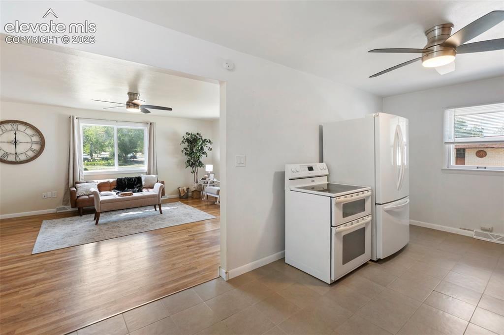 Image 12 of 32: Kitchen