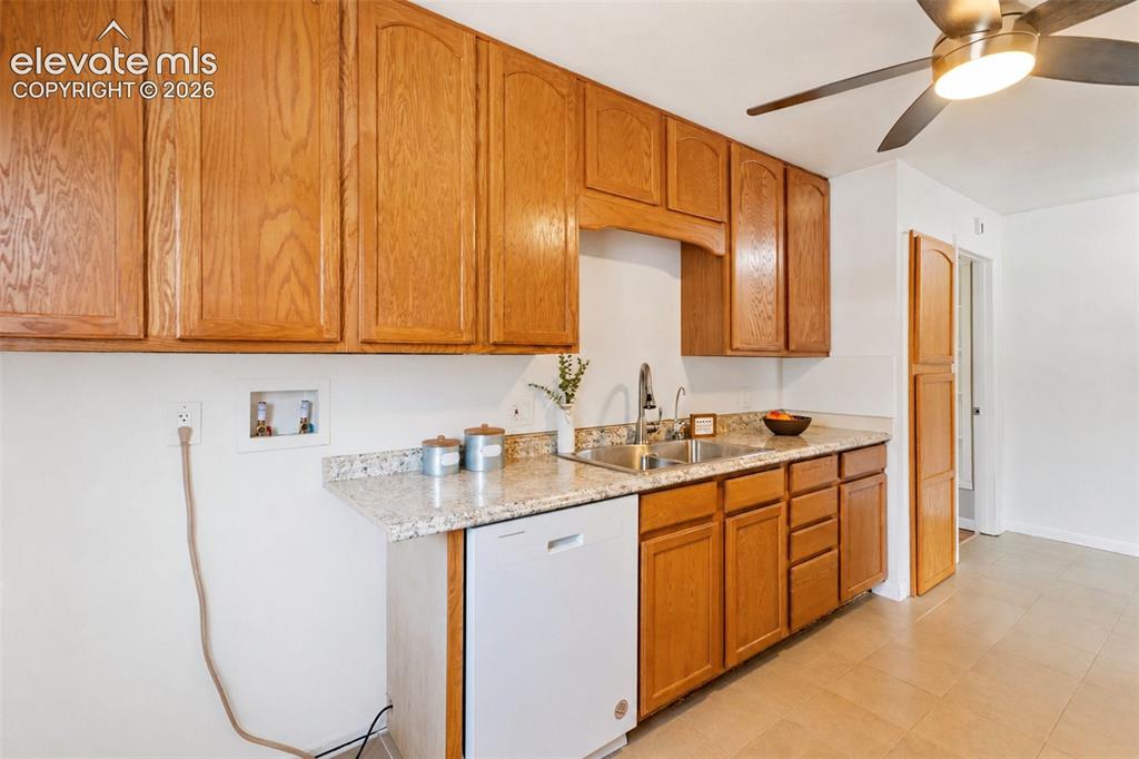 Image 13 of 32: Kitchen