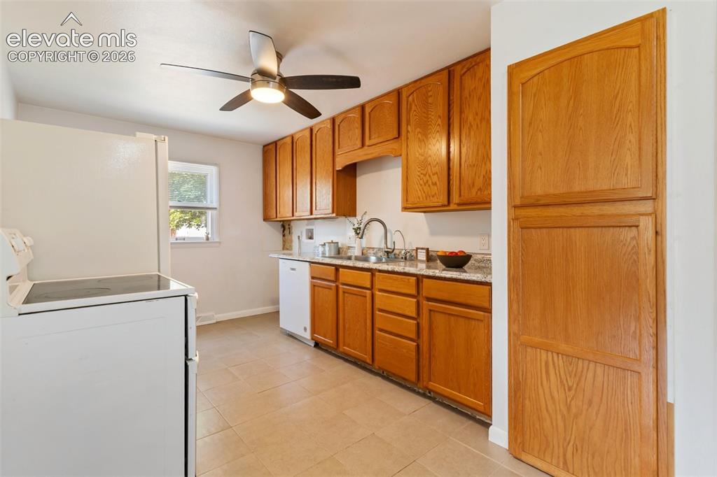 Image 14 of 32: Kitchen