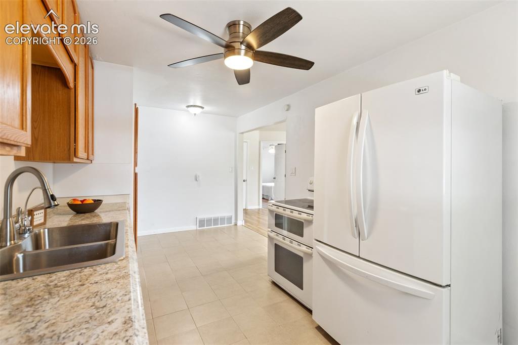 Image 15 of 32: Kitchen