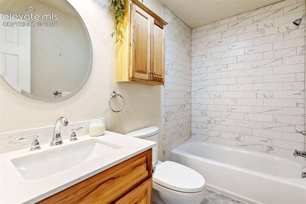 Image 16 of 32: Bathroom