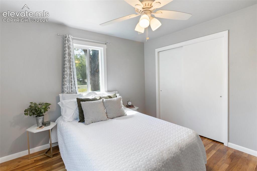 Image 18 of 32: Bedroom