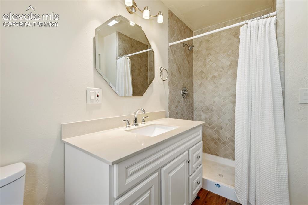 Image 27 of 32: Bathroom