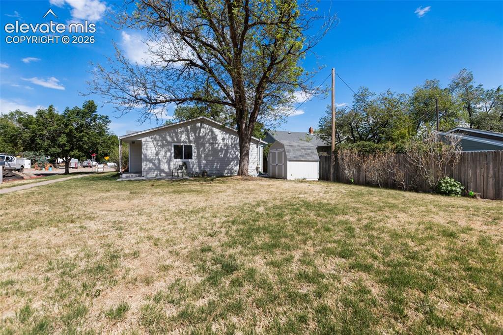 Image 5 of 32: Yard