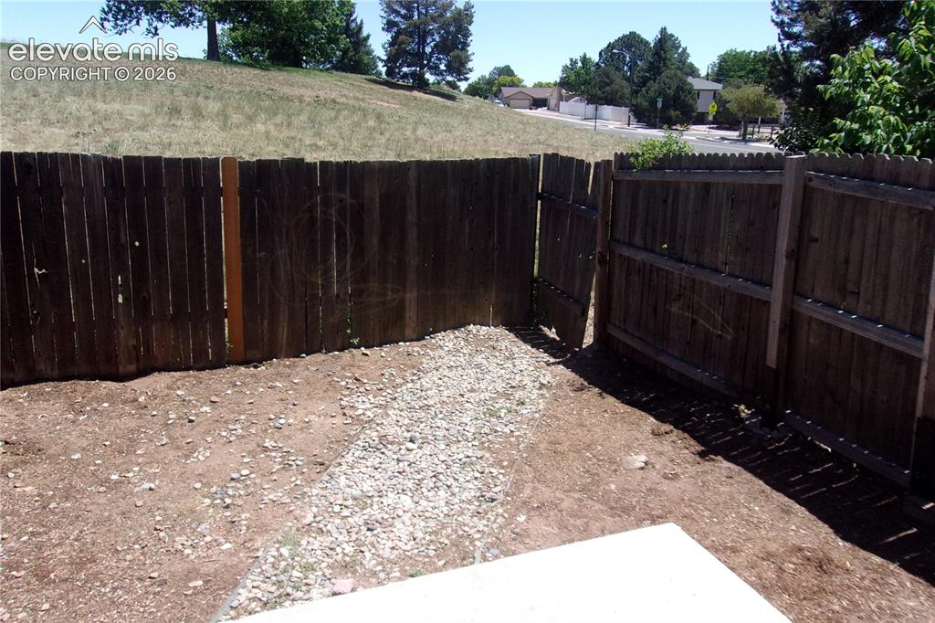 Image 17 of 20: Yard