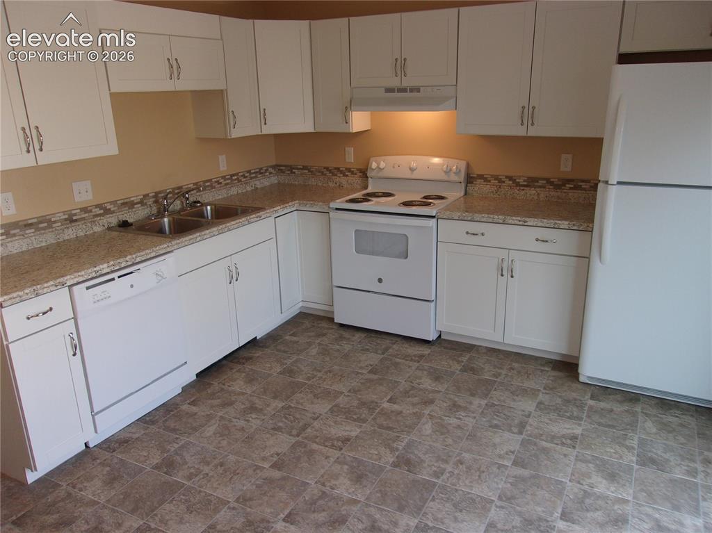 Image 2 of 20: Kitchen