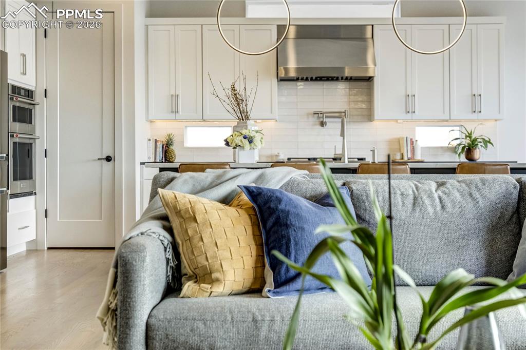 Image 11 of 50: Kitchen