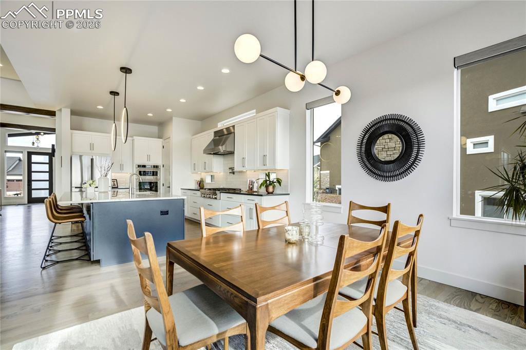 Image 6 of 50: Dining Area