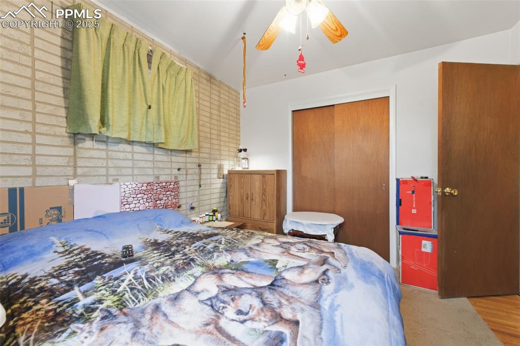 Image 16 of 23: Bedroom