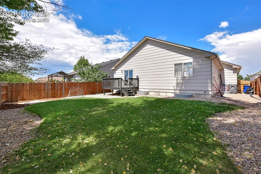 Image 3 of 26: Nice backyard.