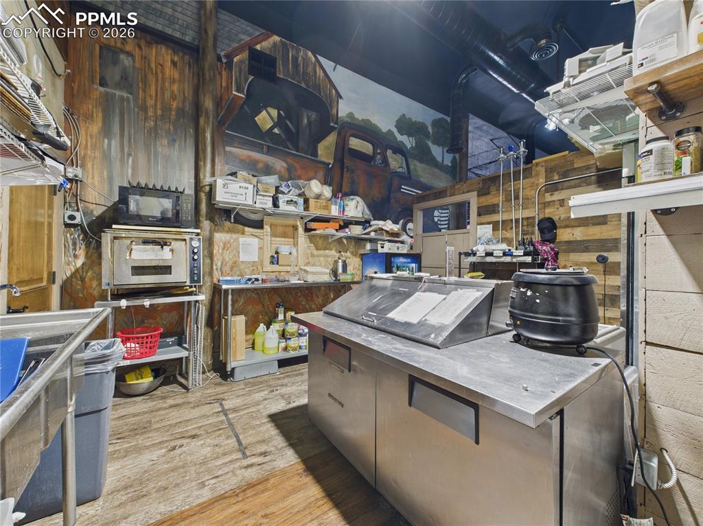 Image 13 of 39: Kitchen