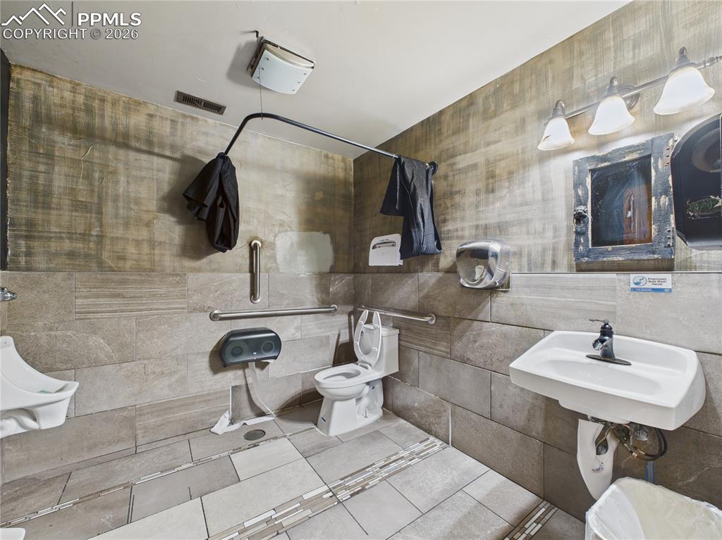 Image 22 of 39: Bathroom