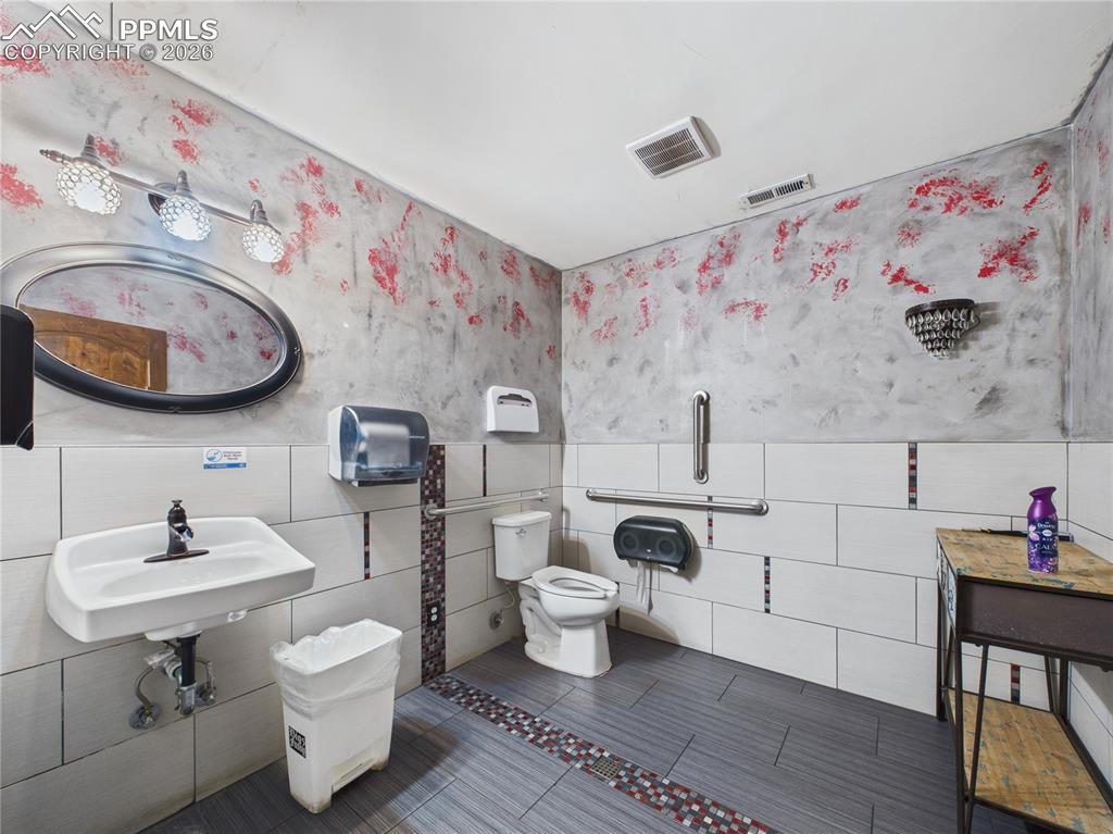 Image 23 of 39: Bathroom