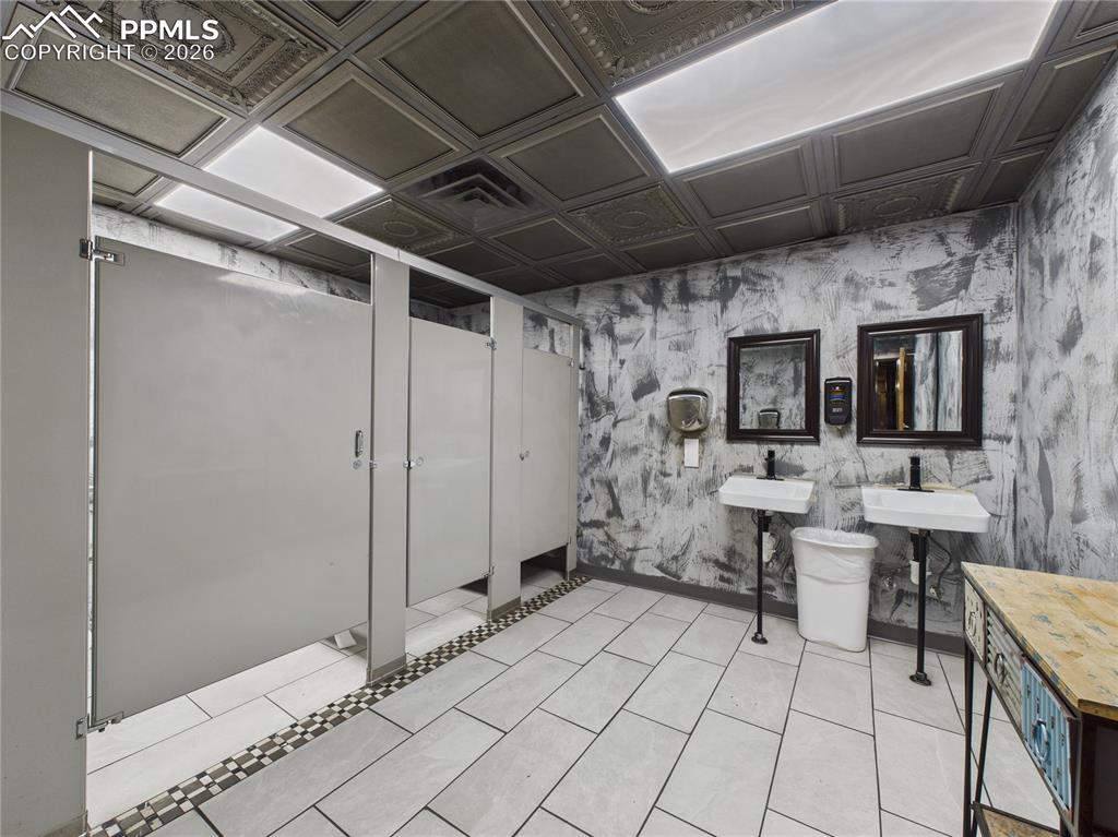 Image 24 of 39: Bathroom