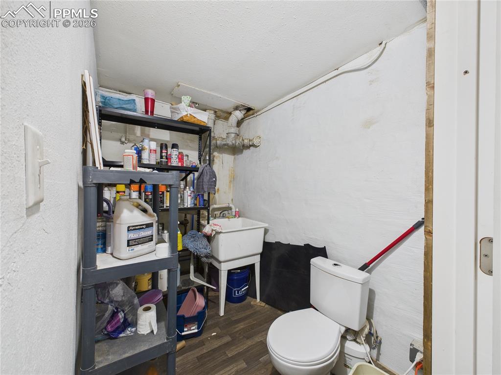 Image 32 of 39: Bathroom