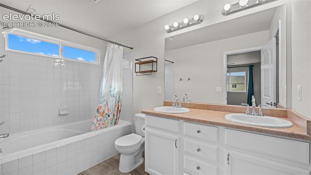 Image 28 of 42: Bathroom