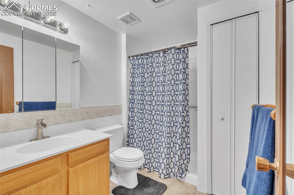 Image 17 of 42: Bathroom