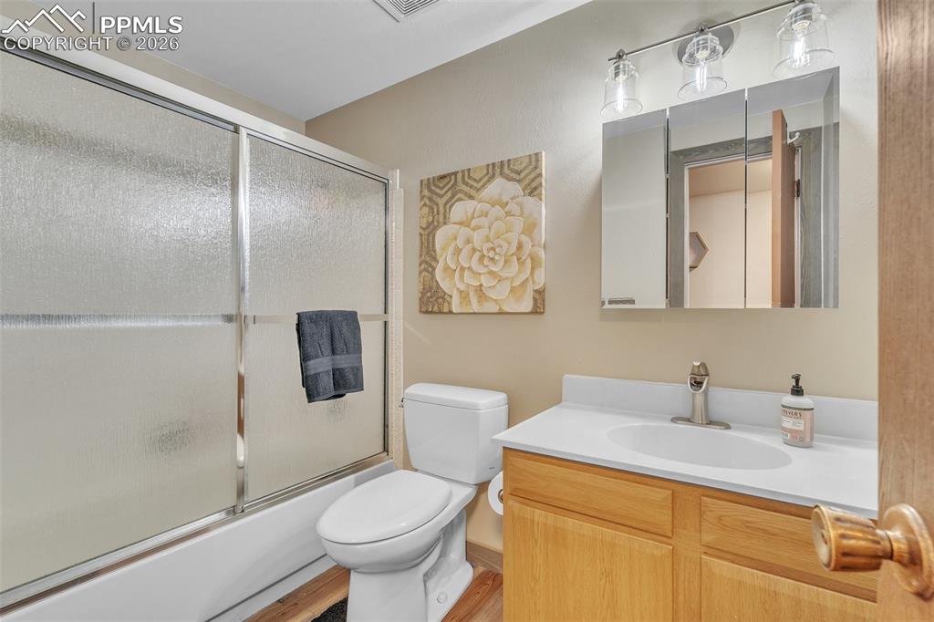 Image 21 of 42: Bathroom