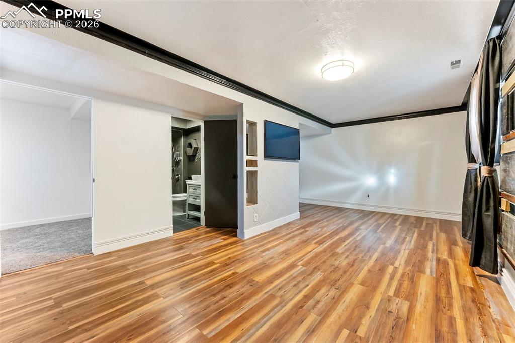 Image 28 of 42: Living Room