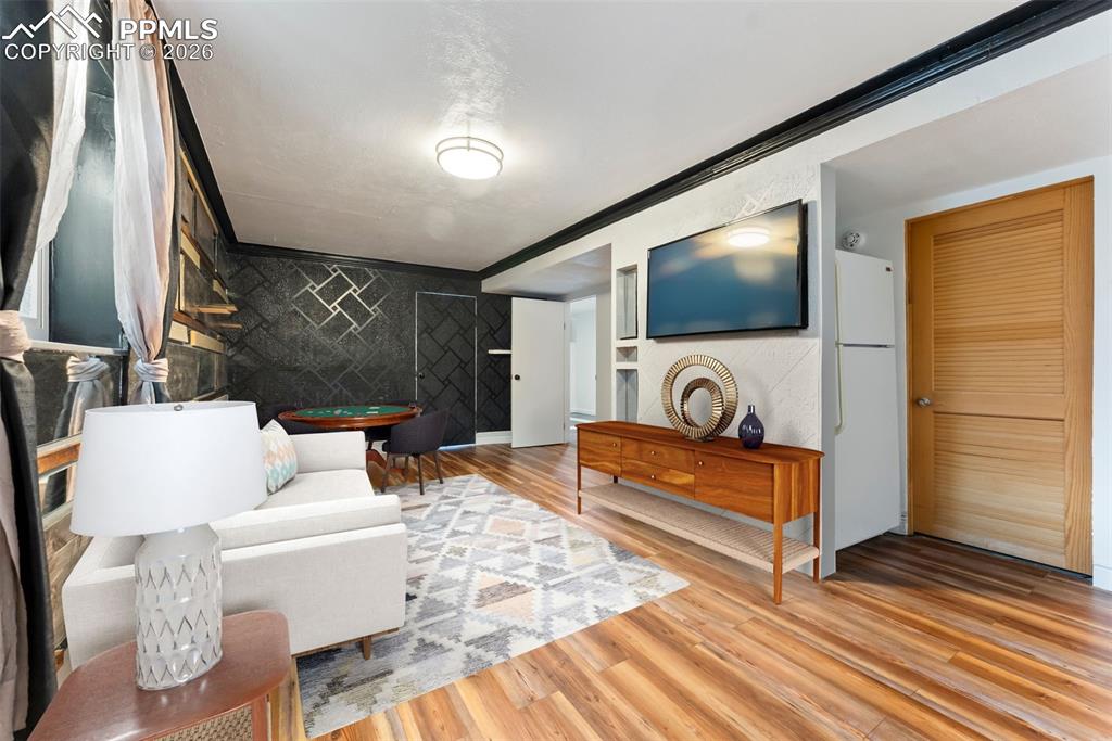 Image 29 of 42: Living Room