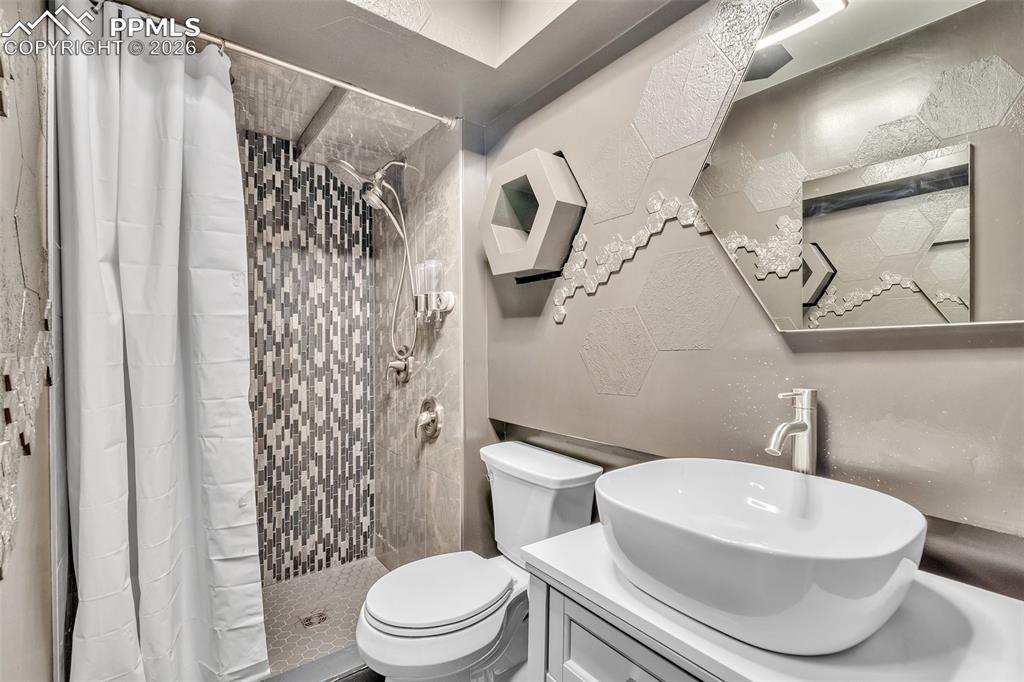 Image 31 of 42: Bathroom