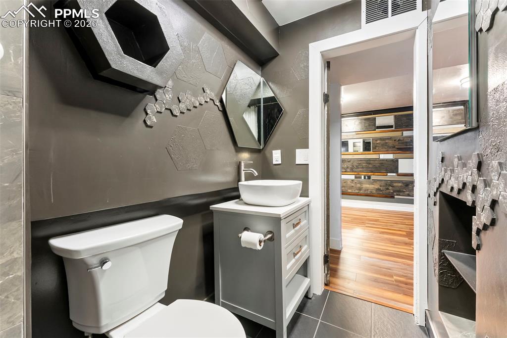 Image 32 of 42: Bathroom