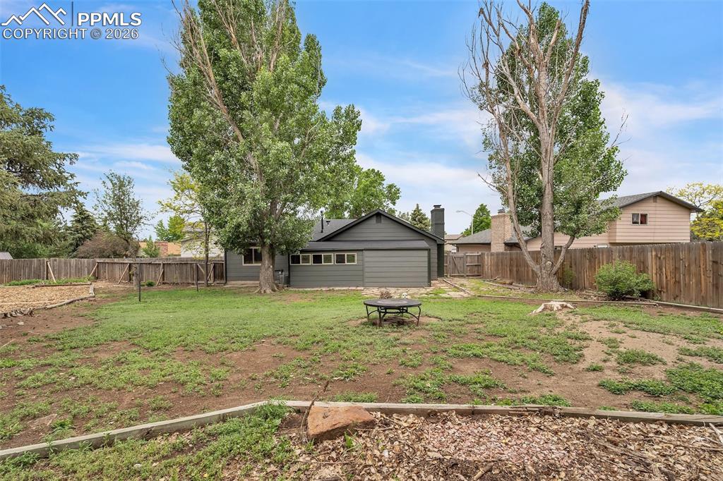 Image 39 of 42: Yard