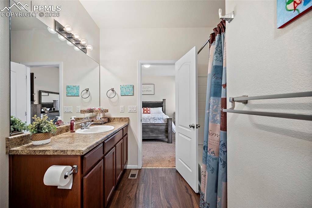 Image 20 of 26: Bathroom