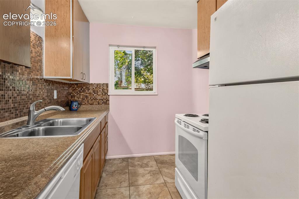 Image 10 of 34: Kitchen