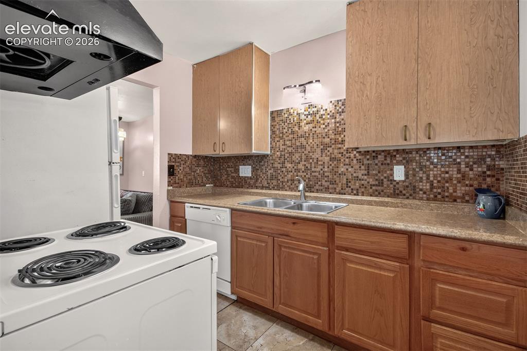 Image 11 of 34: Kitchen