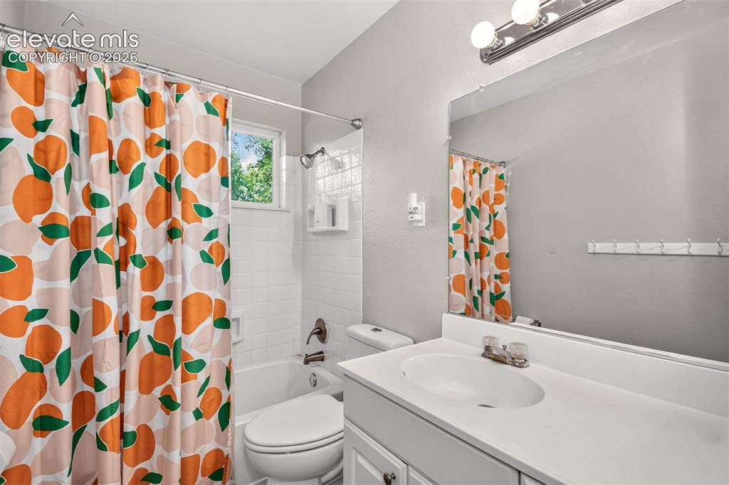Image 18 of 34: Bathroom