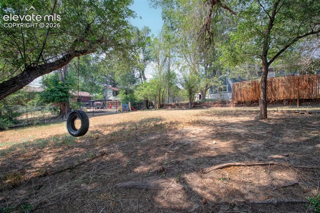 Image 33 of 34: Yard